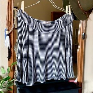 Off the shoulder, bell sleeve, navy/white …